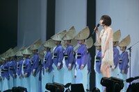 アンコールでは高円寺阿波おどり振興協会の踊り手たちと再び競演（Photo by 外山繁）。