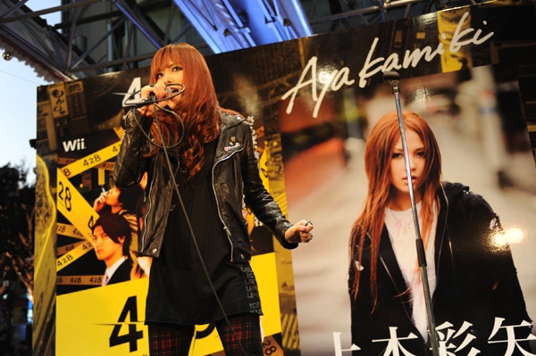 クリスマスのイルミネーションで彩られた渋谷の街中に、上木彩矢の力強い歌声が響き渡った。