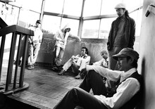 TUFF SESSIONは初日の幕張公演に登場。アコースティックセットでパフォーマンスを行う。