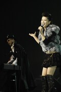 森高千里（写真右）は「気分爽快」で、同曲の作曲を手がけた黒沢健一と初共演。たいせい（左）もキーボードで参加し、華を添えた。