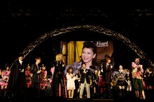 シャ乱Qの“成人”を祝福するために、堀内孝雄（写真中央）や兵藤ゆき（右）など事務所の先輩たちも武道館に駆けつけた。