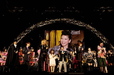 シャ乱Qの“成人”を祝福するために、堀内孝雄（写真中央）や兵藤ゆき（右）など事務所の先輩たちも武道館に駆けつけた。