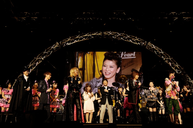 シャ乱Qの“成人”を祝福するために、堀内孝雄（写真中央）や兵藤ゆき（右）など事務所の先輩たちも武道館に駆けつけた。