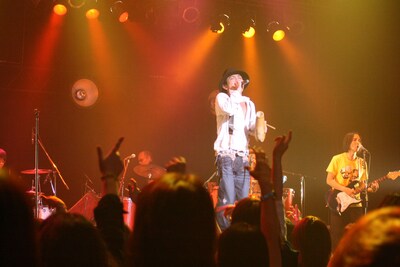 宮沢和史（Vo）は「心を裸にして楽しんでほしい」と語り、オーディエンスを盛り上げた。