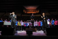 1万人とともに熱唱するCHEMISTRY。中央が佐渡裕。