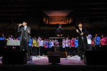 1万人とともに熱唱するCHEMISTRY。中央が佐渡裕。