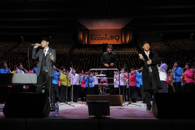 1万人とともに熱唱するCHEMISTRY。中央が佐渡裕。