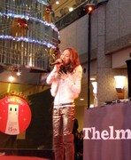 2000人の観客を前に熱唱する青山テルマ。