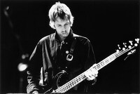 アンディ・ベル（OASIS、元・RIDE）は別名義「Grapefruit」で参加。