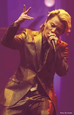 明日12月10日には、KREVAが日本人HIP HOPアーティストとして初めて出演した「MTV UNPLUGGED」の模様を収めたDVD「MTV UNPLUGGED / KREVA」がリリースされる。