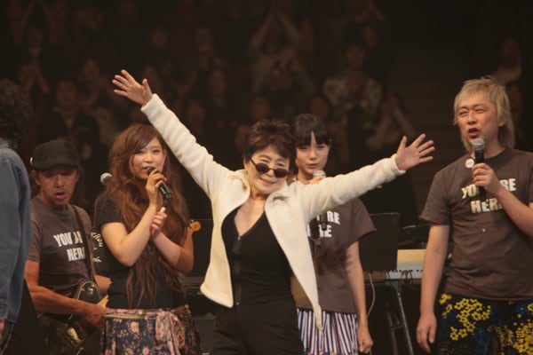 オノ・ヨーコ（写真中央）は12月8日の「Dream Power ジョン・レノン スーパー・ライヴ」に出演（(c)ジョン・レノン音楽祭実行委員会）。
