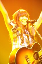 辻詩音は現在ライブツアー真っ只中。2009年は新曲「Sky chord」とともに、本格的なブレイクが期待される。