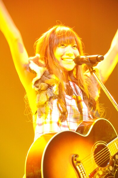 辻詩音は現在ライブツアー真っ只中。2009年は新曲「Sky chord」とともに、本格的なブレイクが期待される。