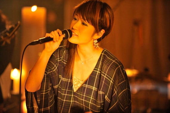 ホームパーティのような雰囲気に包まれたスペシャルライブ。“カップル限定”の条件を満たせなかったファンは番組をお楽しみに。