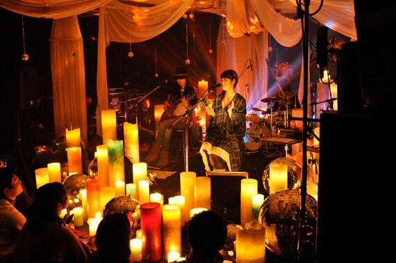 ステージ上にはCandle JUNEのプロデュースするキャンドルが置かれ