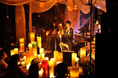 ステージ上にはCandle JUNEのプロデュースするキャンドルが置かれ、幻想的なムードを醸し出していた。
