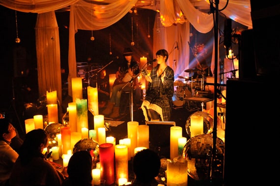ステージ上にはCandle JUNEのプロデュースするキャンドルが置かれ、幻想的なムードを醸し出していた。