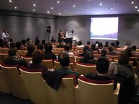 記者会見は銀座のApple Storeで開催された。インタビュアーは「サウンド＆レコーディングマガジン」の国崎編集長が担当。