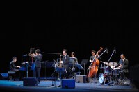 オーチャードホールを“高級ホストクラブ”に変えた菊地成孔ダブ・セクステット。（写真：石田昌隆）