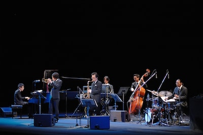 オーチャードホールを“高級ホストクラブ”に変えた菊地成孔ダブ・セクステット。（写真：石田昌隆）