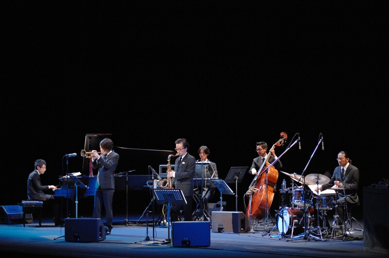 オーチャードホールを“高級ホストクラブ”に変えた菊地成孔ダブ・セクステット。（写真：石田昌隆）