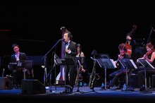 写真は昨年12月6日に渋谷Bunkamuraオーチャードホールで行われた菊地成孔とペペ・トルメント・アスカラールのライブの模様。（写真：石田昌隆）