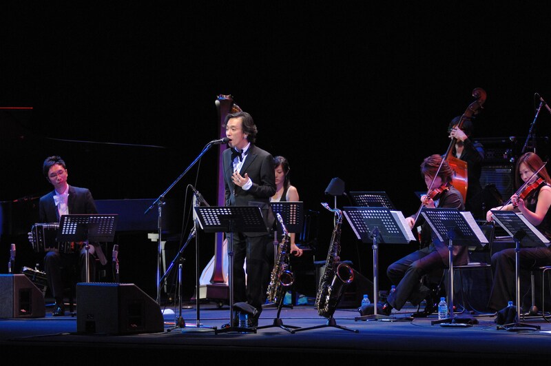 写真は昨年12月6日に渋谷Bunkamuraオーチャードホールで行われた菊地成孔とペペ・トルメント・アスカラールのライブの模様。（写真：石田昌隆）