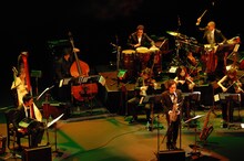 写真は昨年12月6日に渋谷Bunkamuraオーチャードホールで行われた菊地成孔とペペ・トルメント・アスカラールのライブの模様。（写真：石田昌隆）