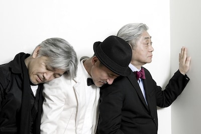 トーク番組「YOU」のテーマソングは坂本龍一によるもの。この曲は2002年に発売された編集盤「CM/TV」で聴くことができる（写真は現在のYMO）。