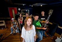 Do As Infinityは2009年に、全国14都市をまわるライブツアーを実施。また現在、伴都美子（写真中央）の2ndソロアルバム「Van.」も好セールスを記録している。