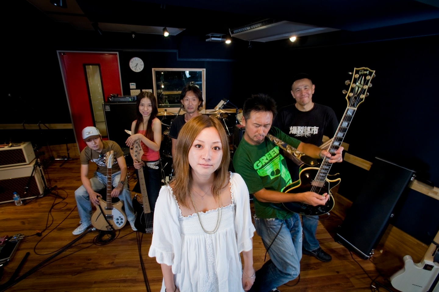 Do As Infinityは2009年に、全国14都市をまわるライブツアーを実施。また現在、伴都美子（写真中央）の2ndソロアルバム「Van.」も好セールスを記録している。