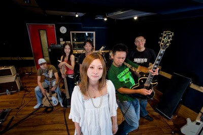 Do As Infinityは2009年に、全国14都市をまわるライブツアーを実施。また現在、伴都美子（写真中央）の2ndソロアルバム「Van.」も好セールスを記録している。