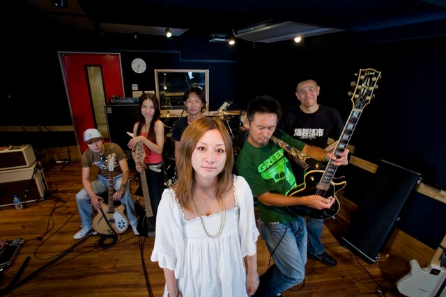 Do As Infinityは2009年に、全国14都市をまわるライブツアーを実施。また現在、伴都美子（写真中央）の2ndソロアルバム「Van.」も好セールスを記録している。