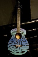 ギタリストでなくとも欲しくなってしまう、斉藤和義のこだわりが感じられるオリジナルギター（写真はサンプル画像）。