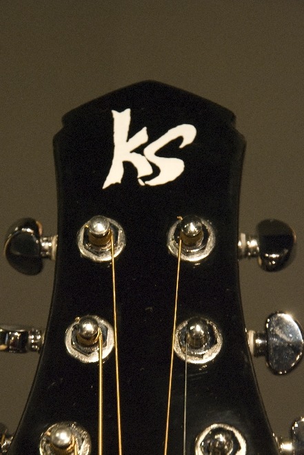 「KS」ロゴが刻まれたギターヘッド（写真はサンプル画像）。