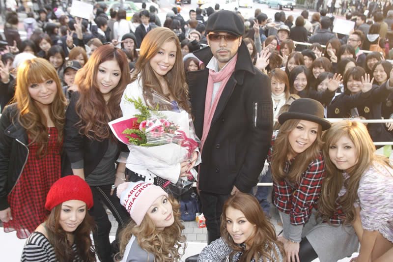 童子-Tから贈られた花束を手にニッコリ微笑むBENI（写真中央）。「もう二度と…」のビデオクリップはYouTubeで好評配信中。