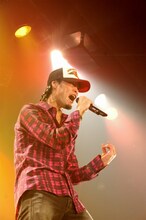 熱く歌うDiggy-MO'。