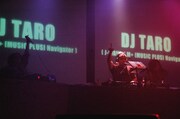 DJ TAROはJ-WAVEお昼のワイド番組「M+」ナビゲーターとして活躍している。