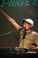 ピストン西沢の変則DJプレイには田中知之（Fantastic Plastic Machine）も一目置いている。