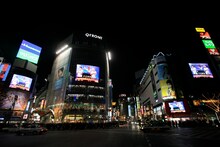 画期的な試みで、渋谷の街をジャックしたファンモン。彼らのキャッチーなナンバーときらびやかなイルミネーションが、寒空の中に集まった人たちのハートを暖めた。