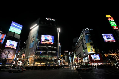 画期的な試みで、渋谷の街をジャックしたファンモン。彼らのキャッチーなナンバーときらびやかなイルミネーションが、寒空の中に集まった人たちのハートを暖めた。