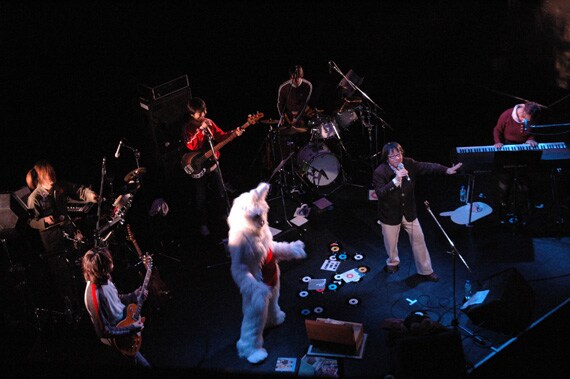 写真はワッツタワーズのライブシーン。唯一無二のパフォーマンスは圧巻だ。