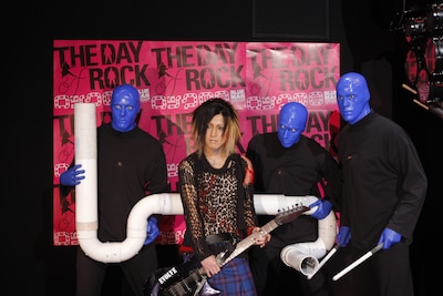 「ブルーマングループ」のショーにゲストが登場し、ステージ上で競演するのは世界で初めてのこと。なお、6月9日に行われた第1回目の「ロックの日」にはROLLYがオープニングアクトとして出演している。