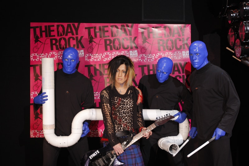 HISASHIは12月12日にに東京・インボイス劇場で上演された「ブルーマングループ」にスペシャルゲストとして出演。ブルーマンの独特なパフォーマンスにあわせギターをかき鳴らした。