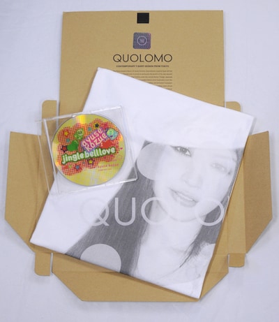 箱を開けると中にはCDとTシャツが。