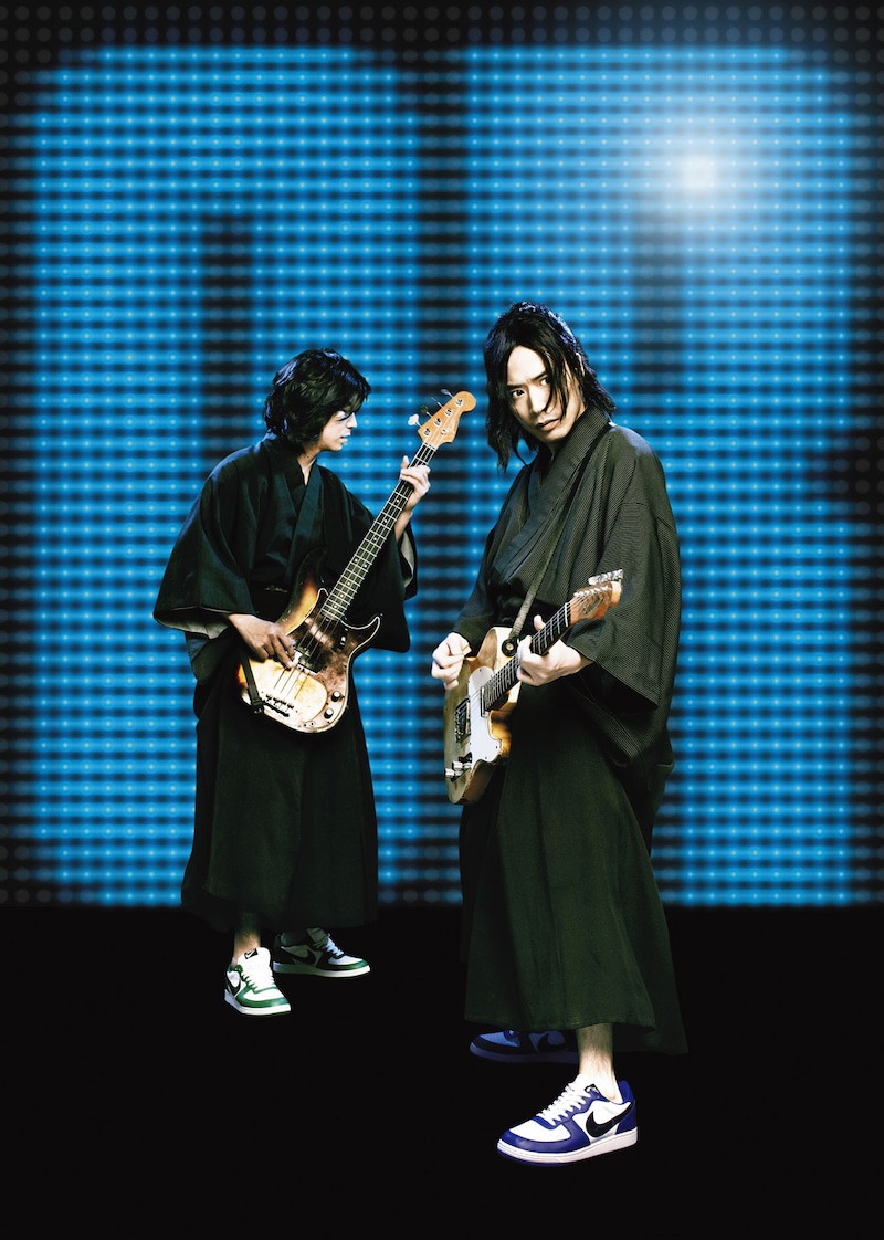 こちらが「タワレコラボ」の写真。和服とスニーカーを組み合わせた異色のコーディネートの中に2人の侍魂が見え隠れする、印象的なビジュアルだ。