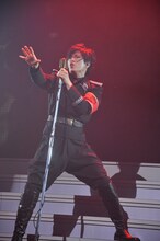 予定から2時間遅れで幕を開けたツアー初日。これについてGacktは「3年ぶりのツアーで、待ち望んでくれているお客様へより完成度の高いものをお見せしたくてリハーサルが長引いてしまいました」と説明している。