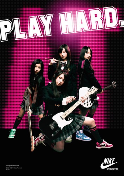 タワーレコード各店で「SAKURAグッバイ」を購入すると、先着でNIKEとのコラボ企画「タワレコラボ」特製のスリーブケースがプレゼントされる（写真は「タワレコラボ」ポスター）。