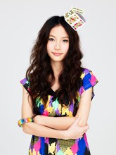 頭の上にトランプをチョコンと乗っけた奇抜なファッションも軽々とこなす、おしゃれ名人May。