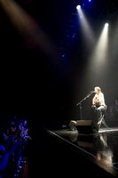 MCで子どもの頃に観たアニメの話になると、最年長・吉田は「俺はのらくろ世代だから」「俺もヒーロー物は好きだったよ。月光仮面」などと恒例の自虐ネタを続々展開。パワフルなドラミングから一転したキャラで会場を沸かせた（撮影：窪徳健作）。